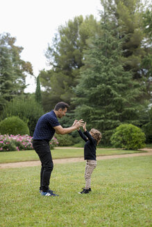 Vater und Sohn spielen zusammen im Park - MAUF02069