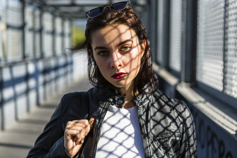 Porträt einer jungen Frau auf einer Brücke, lizenzfreies Stockfoto