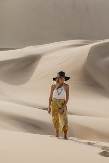 Namibia, Namib, modische junge Frau auf Wüstendüne stehend - LHPF00265