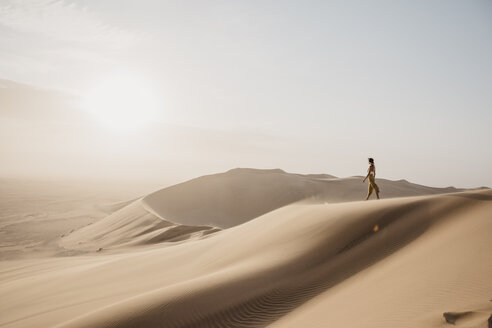 Namibia, Namib, Frau auf Wüstendüne mit Blick auf Aussicht - LHPF00268