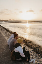 Namibia, Walvis Bay, drei Freunde entspannen sich bei Sonnenuntergang - LHPF00286