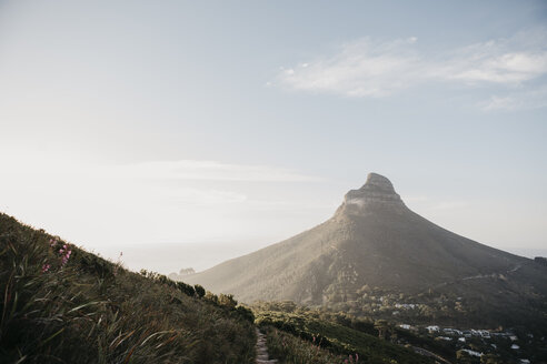 Südafrika, Kapstadt, Sonnenuntergang am Kloof Nek mit Blick auf den Lion's Head - LHPF00287