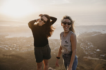 Südafrika, Kapstadt, Kloof Nek, Porträt von zwei glücklichen Frauen bei Sonnenuntergang - LHPF00297