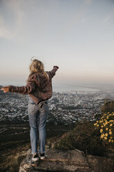 Südafrika, Kapstadt, Kloof Nek, glückliche Frau genießt die Aussicht bei Sonnenuntergang - LHPF00303