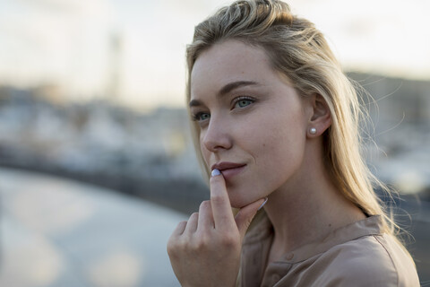 Porträt einer schönen jungen Frau, die nachdenkt, lizenzfreies Stockfoto