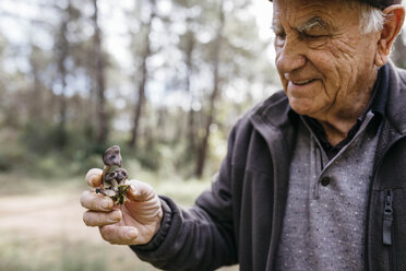 Lächelnder älterer Mann mit gefundenen Pilzen - JRFF02241