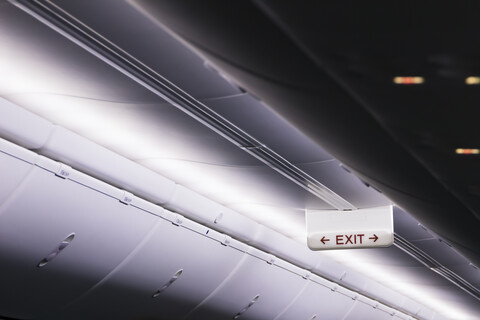 Ausstiegsschild im Flugzeug, lizenzfreies Stockfoto
