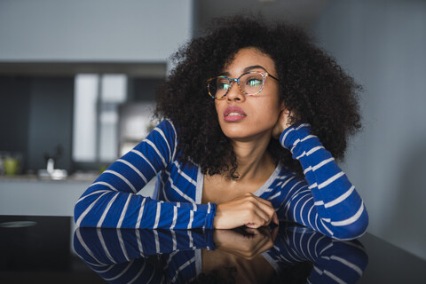 Porträt einer träumenden jungen Frau zu Hause, lizenzfreies Stockfoto