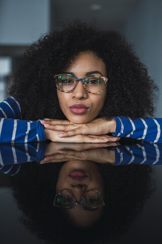 Porträt einer jungen Frau mit Brille, lizenzfreies Stockfoto