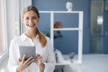 Young woman using digital tablet - GUSF01707