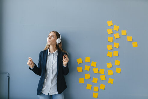 Young busensswoman relaxing, listening music - GUSF01724