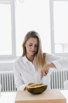 Junge Frau entsteint eine halbe Melone - GUSF01729