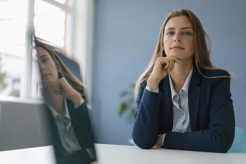 Portrait of a succesful young businesswoman - GUSF01731