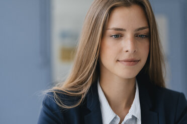 Porträt einer jungen Geschäftsfrau, die im Büro arbeitet - GUSF01734