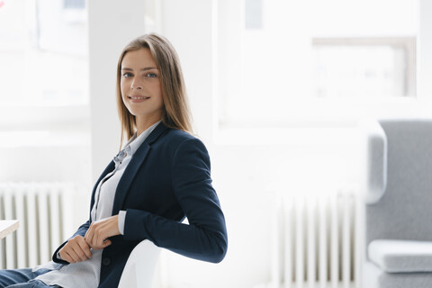 Junge Geschäftsfrau im Büro, Porträt, lizenzfreies Stockfoto