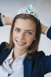 Ehrgeizige junge Frau trägt eine Krone als Auszeichnung für ihre Leistungen - GUSF01753