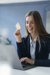 Young businesswoman doing online payment with her credit card - GUSF01768