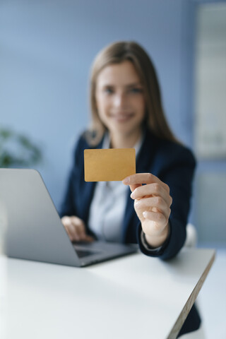 Junge Geschäftsfrau bei der Online-Zahlung, zeigt ihre Kreditkarte, lizenzfreies Stockfoto