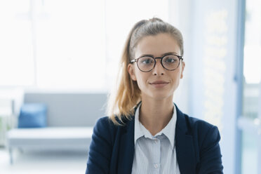 Porträt einer selbstbewussten jungen Geschäftsfrau, stehend im Büro - GUSF01774