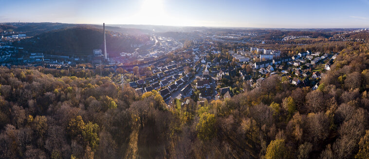 Deutschland, Wuppertal, Luftaufnahme von Elberfeld im Herbst - SKAF00104