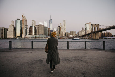 USA, New York, New York City, Brooklyn Bridge, Touristin am East River - LHPF00313