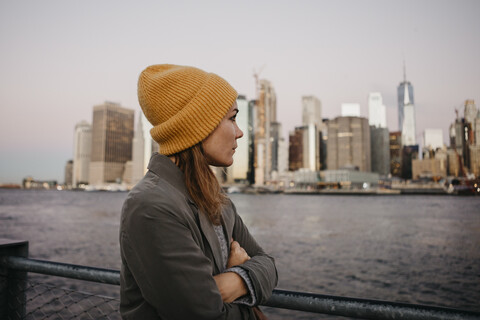 USA, New York, New York City, Touristin am East River, lizenzfreies Stockfoto
