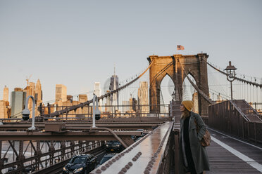 USA, New York, New York City, Touristin auf der Brooklyn Bridge im Morgenlicht - LHPF00316