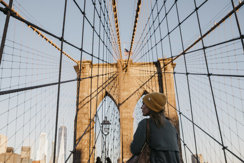 USA, New York, New York City, Touristin auf der Brooklyn Bridge im Morgenlicht - LHPF00322