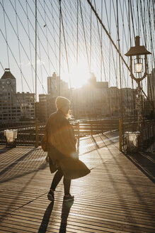 USA, New York, New York City, Touristin auf der Brooklyn Bridge bei Sonnenaufgang - LHPF00325