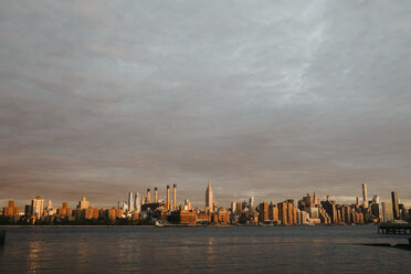 USA, New York, New York City, Blick auf Brooklyn bei Sonnenaufgang - LHPF00327