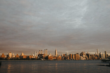 USA, New York, New York City, View to Brooklyn at sunrise - LHPF00327