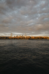 USA, New York, New York City, Blick auf Brooklyn bei Sonnenaufgang - LHPF00328