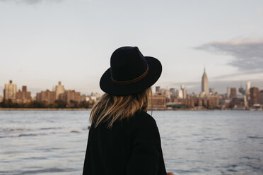 USA, New York, New York City, Brooklyn, woman with hat - LHPF00329