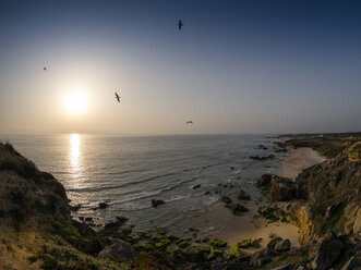 Portugal, Alentejo, Strand bei Sonnenuntergang - LAF02217