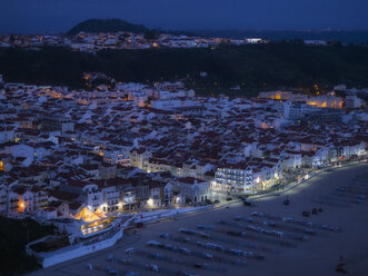 Portugal, Nazare, Nazare Strand bei Nacht - LAF02219