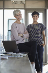 Porträt von zwei lächelnden Geschäftsfrauen im Büro - RBF06869