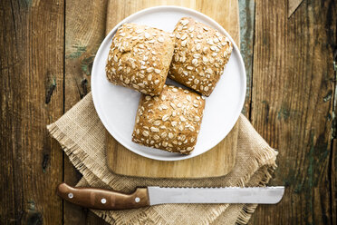 Drei Vollkornbrötchen mit Haferflocken auf dem Teller - GIOF05255