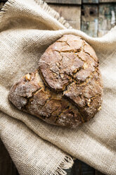 Vollkornbrot mit Walnüssen auf Jute - GIOF05256