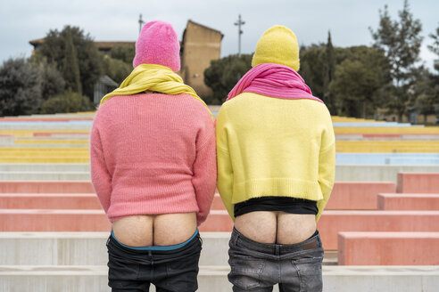 Rückenansicht eines homosexuellen Paares, das nebeneinander steht und seine nackten Pobacken zeigt - AFVF02172