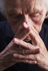 Porträt einer älteren, traurig dreinblickenden Frau - WWF04568