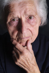 Porträt einer älteren, traurig dreinblickenden Frau - WWF04575