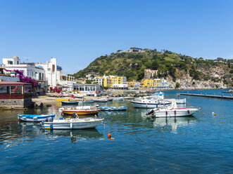 Italien, Campagnia, Ischia, Lacco Ameno, Strand und Restaurant am Corso Angelo Rizzoli - AMF06535