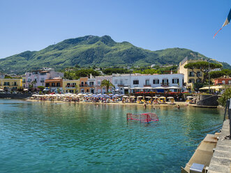 Italien, Campagnia, Ischia, Lacco Ameno, Strand und Restaurant am Corso Angelo Rizzoli - AMF06536