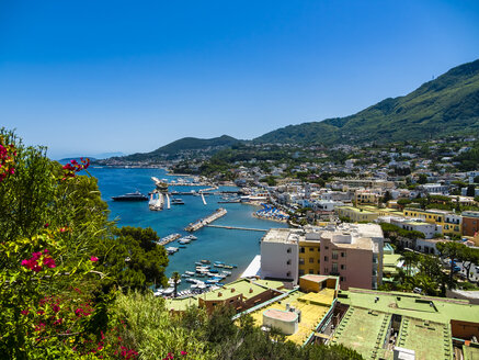 Italien, Campagnia, Ischia, Blick auf die Bucht von Lacco Ameno, - AMF06540