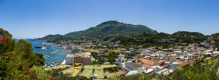 Italien, Campagnia, Ischia, Blick auf die Bucht von Lacco Ameno, - AMF06541