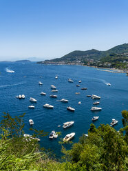 Italien, Campagnia, Ischia, Blick auf die Bucht von Lacco Ameno, - AMF06542