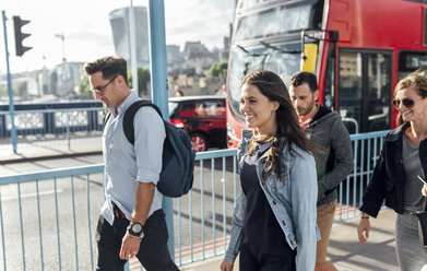 UK, London, glückliche Freunde beim Spaziergang auf der Tower Bridge - MGOF03893