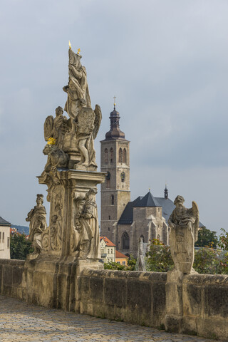 Tschechien, Kutna Hora, Blick auf die Sankt Jakobskirche mit der Sankt Barbara-Statue im Vordergrund, lizenzfreies Stockfoto