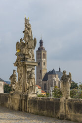 Czechia, Kutna Hora, view to Sankt Jakob Church with Sankt Barbara Statue in the foreground - RUNF00539