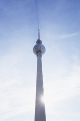 Deutschland, Berlin, Fernsehturm bei Gegenlicht - GWF05722